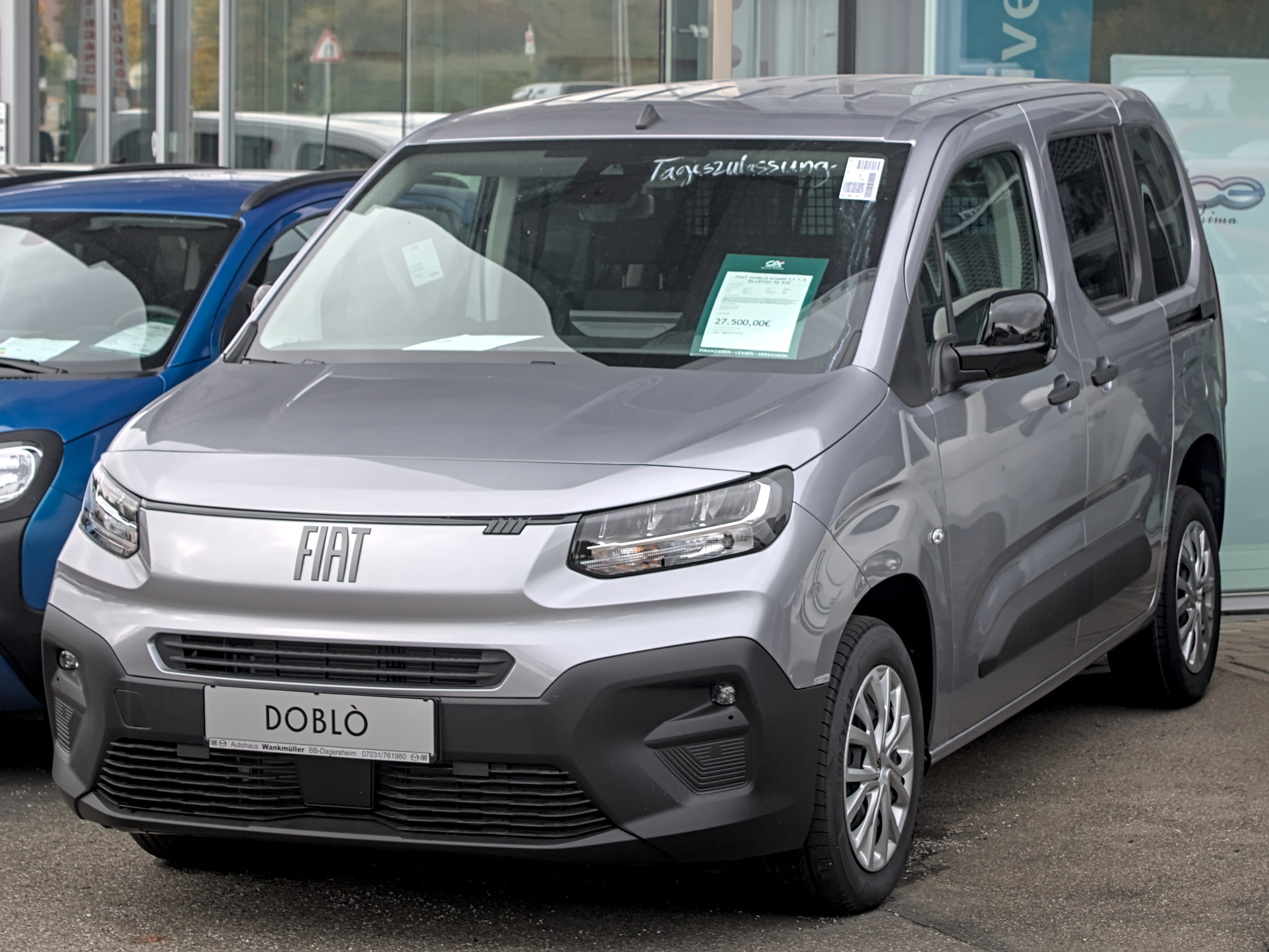 Fiat Doblò verte disponible à la location à Meknès